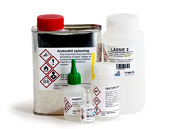 Voorbeeld van GHS CLP labels op flesjes en potjes.